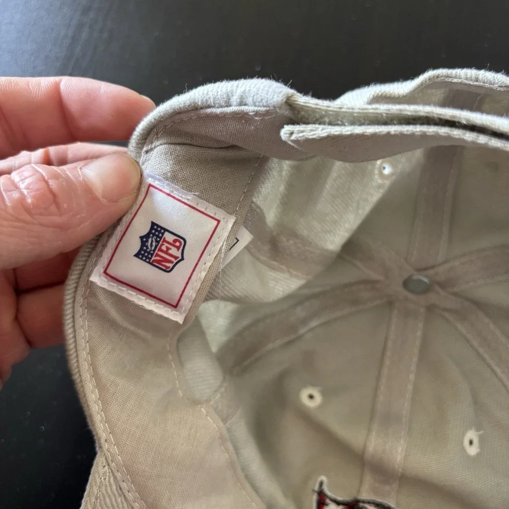 NFL Tampa‎ Bay Buccaneers Hat Strapback Cap OSFM Hat Beige